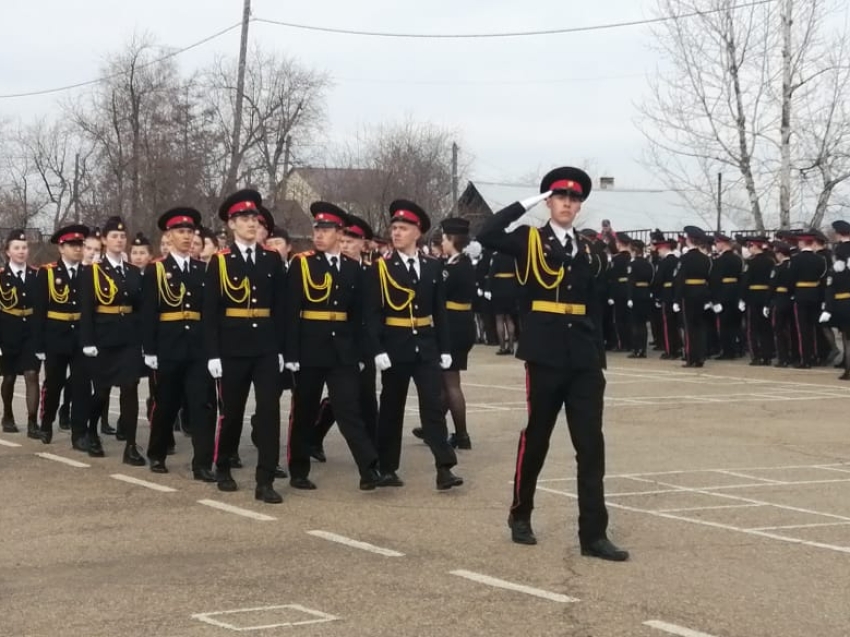 Уроки в кадетской школе Zабайкалья будут начинаться с торжественного поднятия флага РФ